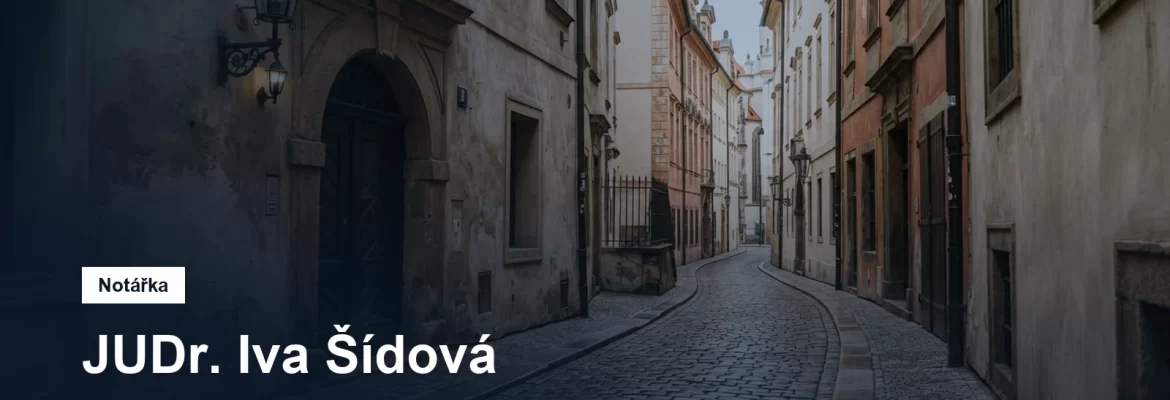 Dlážděná ulice a kamenné portály domů na pražském Starém Městě