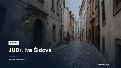 Dlážděná ulice a kamenné portály domů na pražském Starém Městě