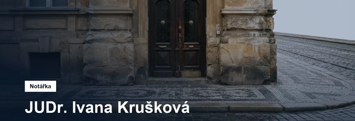 Dlážděný chodník a kamenný sokl činžovního domu na pražském Žižkově
