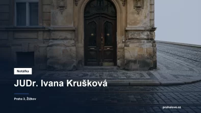 Dlážděný chodník a kamenný sokl činžovního domu na pražském Žižkově