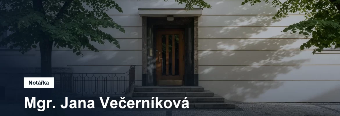 Stromořadí a kamenné vstupní schody činžovního domu v pražských Dejvicích
