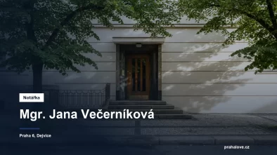 Stromořadí a kamenné vstupní schody činžovního domu v pražských Dejvicích