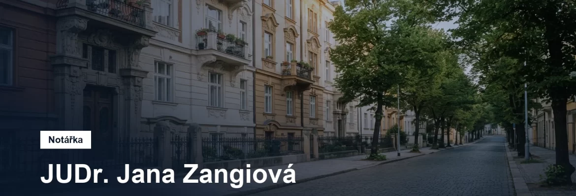 Klidná ulice s činžovními domy na pražských Vinohradech