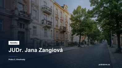 Klidná ulice s činžovními domy na pražských Vinohradech