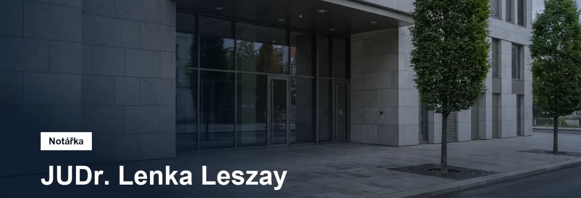 Dlážděný chodník podél moderního administrativního bloku v centru Prahy
