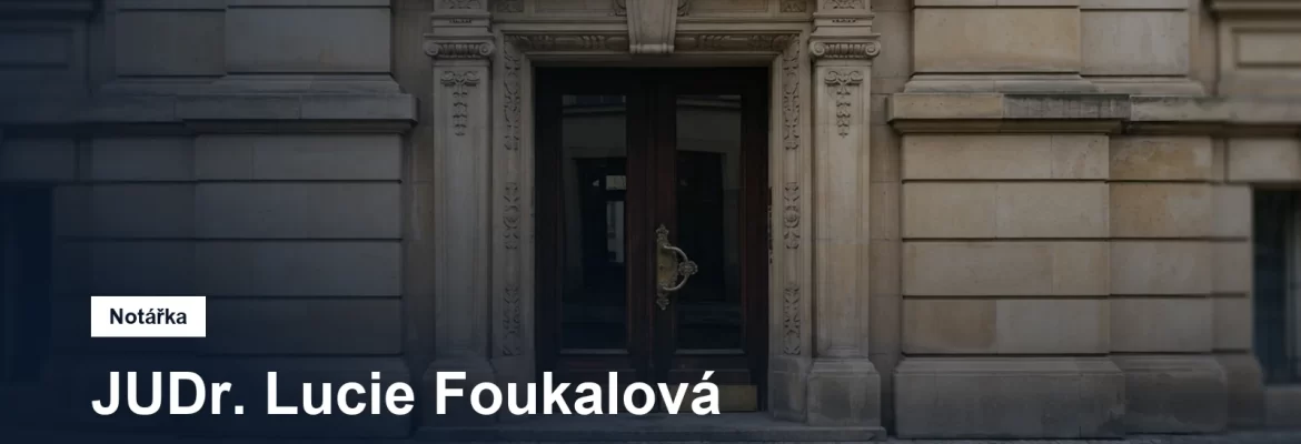 Kamenné průčelí a vstupní portál domu na pražském Novém Městě