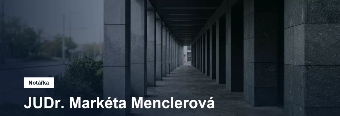 Kamenné podloubí a chodník u moderní kancelářské budovy na pražském Novém Městě