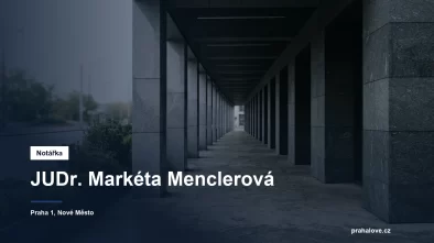 Kamenné podloubí a chodník u moderní kancelářské budovy na pražském Novém Městě