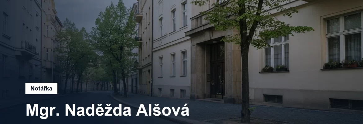 Klidná ulice s činžovními domy v pražských Dejvicích