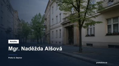 Klidná ulice s činžovními domy v pražských Dejvicích