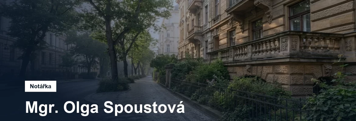 Stromy a kamenné zábradlí před činžovním domem na pražských Vinohradech