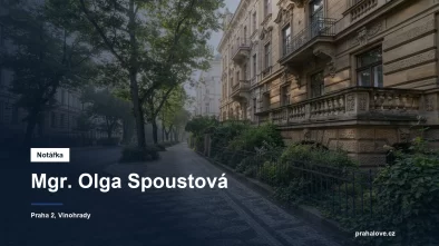 Stromy a kamenné zábradlí před činžovním domem na pražských Vinohradech