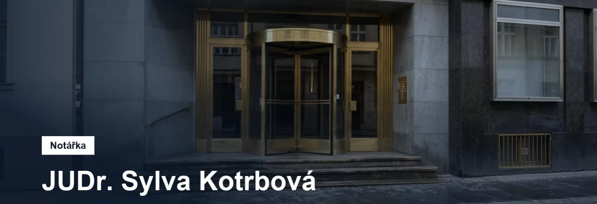 Průčelí meziválečné administrativní budovy s kamenným obkladem v ulici Politických vězňů