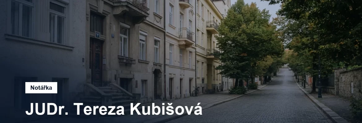 Stoupající klidná ulice s činžovními domy na pražském Smíchově