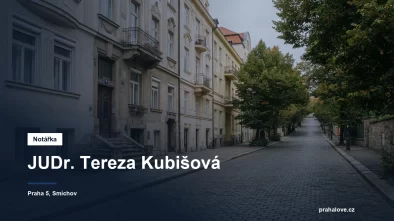 Stoupající klidná ulice s činžovními domy na pražském Smíchově