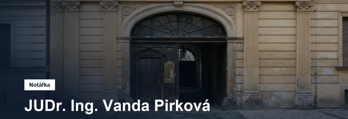 Klasicistní fasáda karlínského činžovního domu se vstupním průchodem