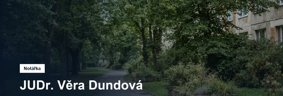 Chodník a stromy mezi panelovými domy na pražském sídlišti