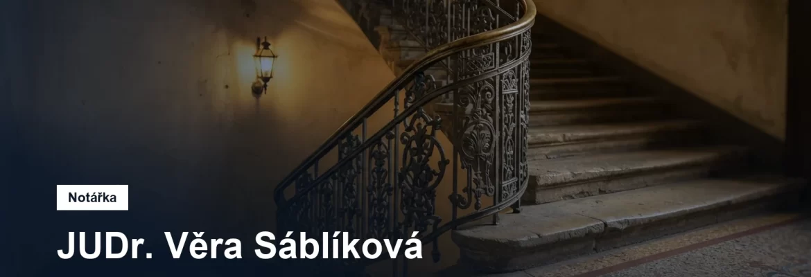 Litinové zábradlí a kamenné schodiště v pražském činžovním domě