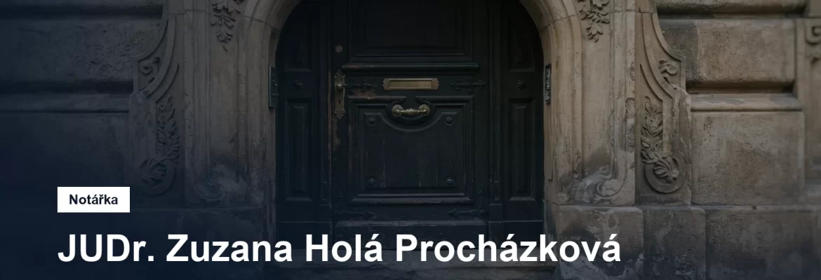 Detail kamenného ostění vchodu do činžovního domu s mosaznou klikou