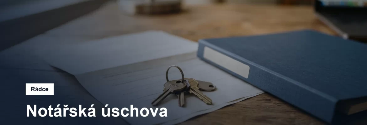 Klíče od bytu a podepsaná smlouva položené na dřevěném stole v kanceláři