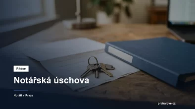 Klíče od bytu a podepsaná smlouva položené na dřevěném stole v kanceláři