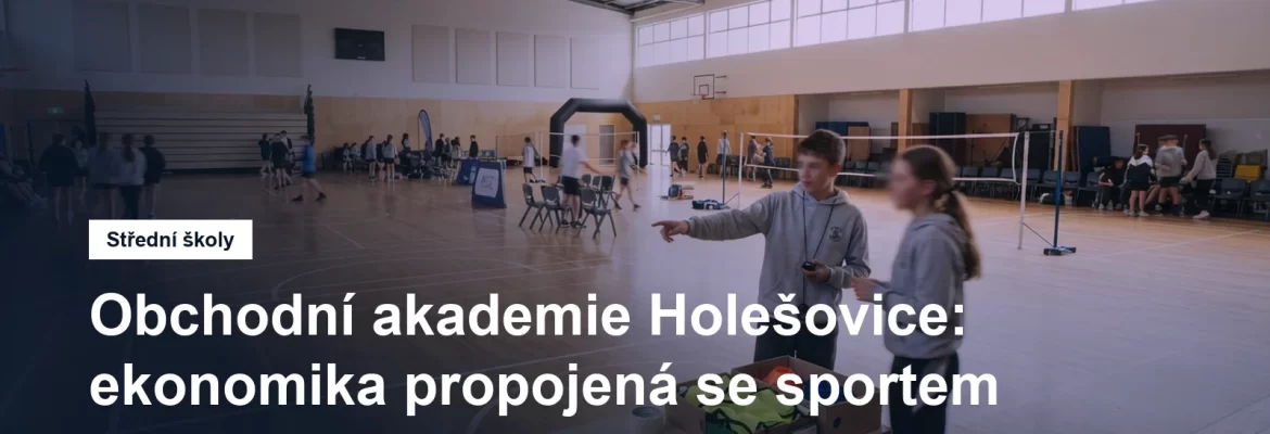 Školní sportovní hala a studenti při organizaci sportovní akce