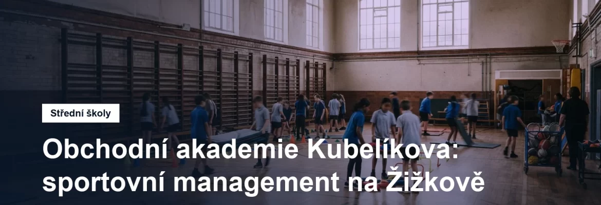 Školní tělocvična a studenti při organizaci sportovní aktivity