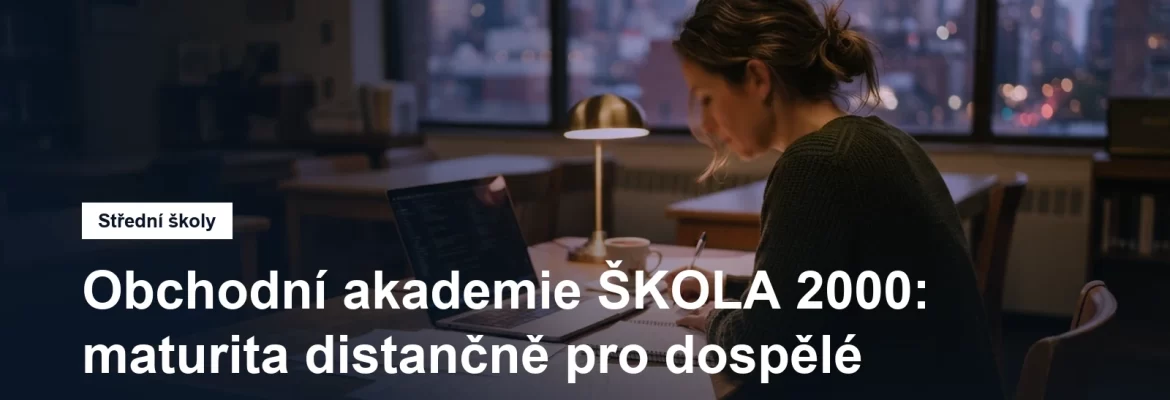 Dospělý student při večerním studiu s notebookem