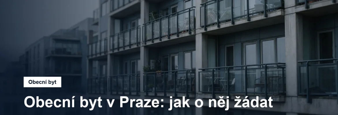 Panelový bytový dům s řadami oken a balkonů