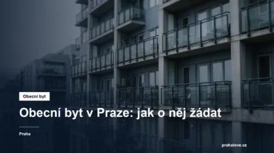 Panelový bytový dům s řadami oken a balkonů