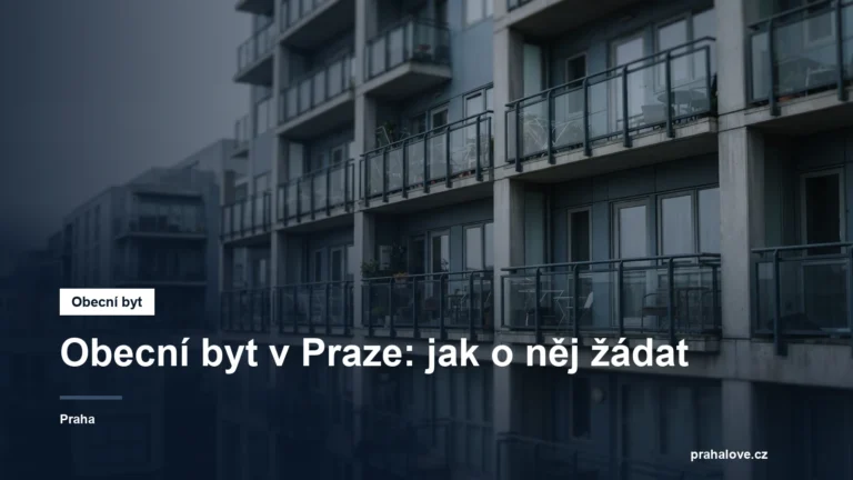 Panelový bytový dům s řadami oken a balkonů
