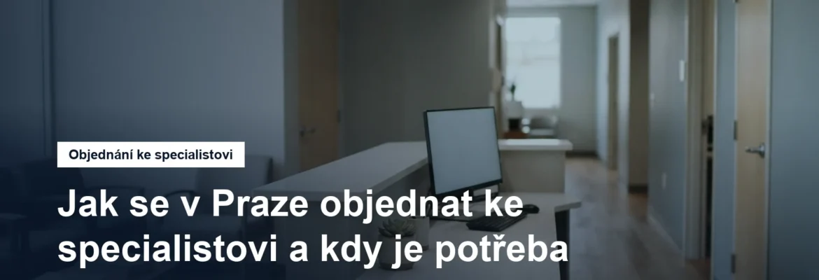 Recepce ambulance s objednávkovým pultem a chodbou