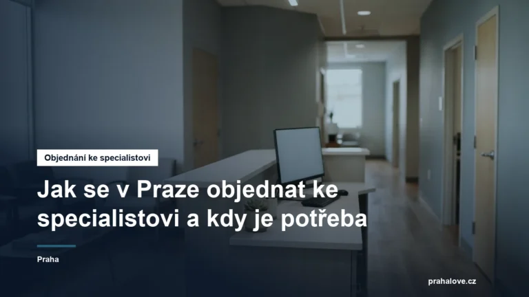 Recepce ambulance s objednávkovým pultem a chodbou