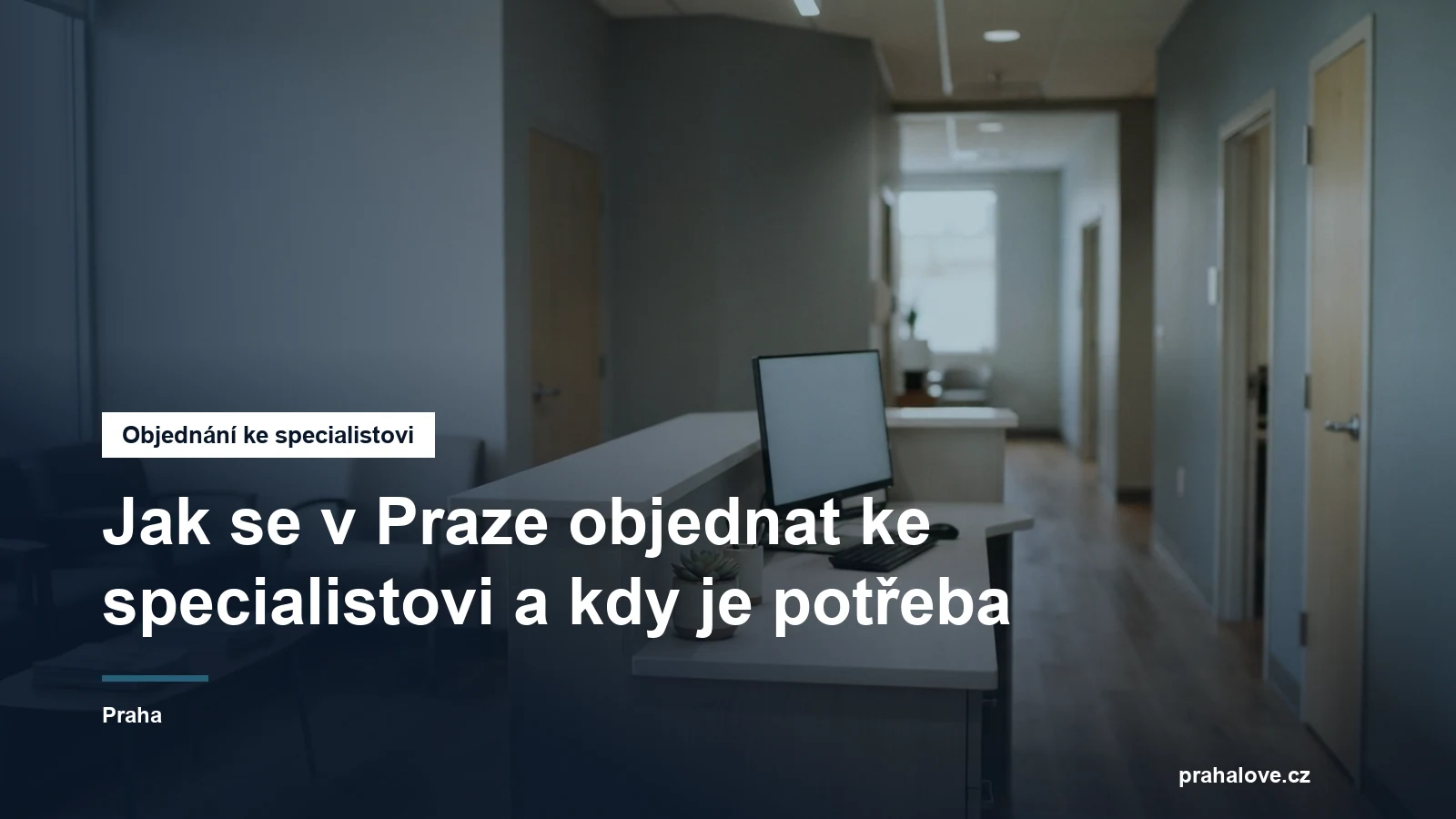 Recepce ambulance s objednávkovým pultem a chodbou