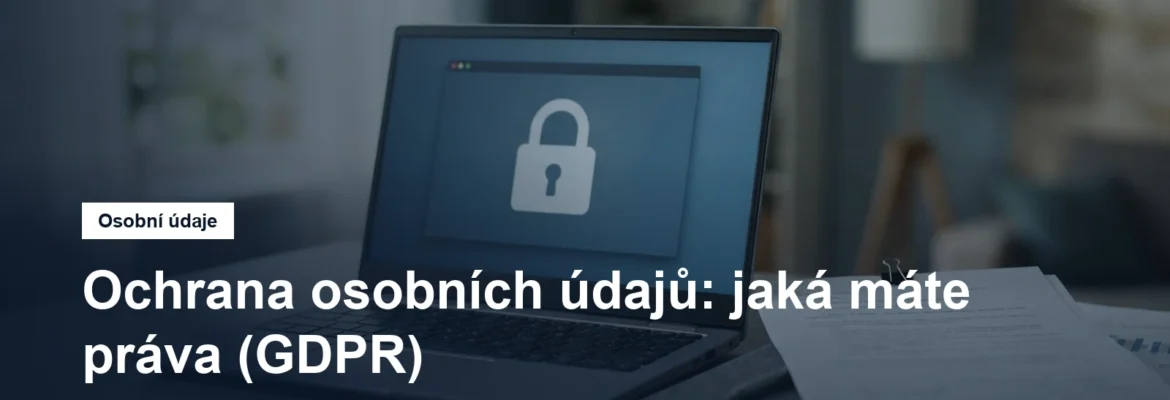 Notebook se symbolem zámku a dokumenty na stole