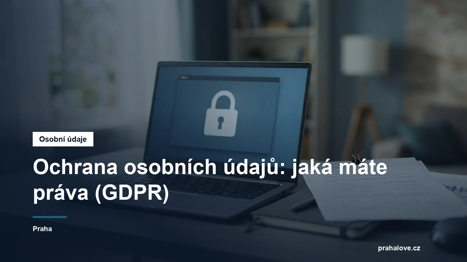 Notebook se symbolem zámku a dokumenty na stole