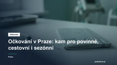 Injekční stříkačka a očkovací průkaz na světlém stole
