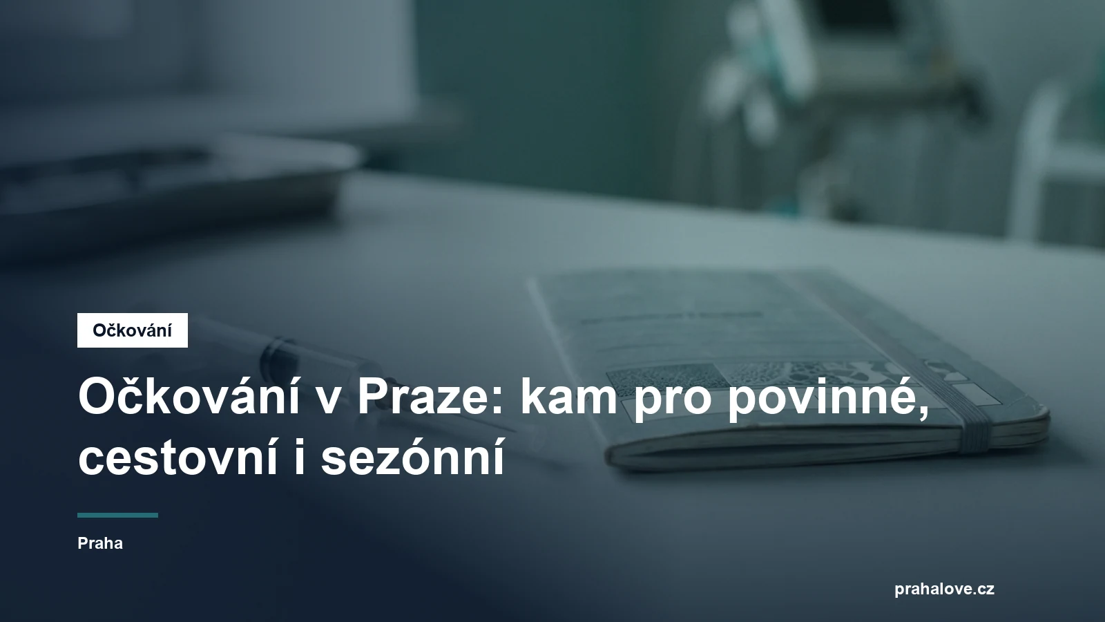 Injekční stříkačka a očkovací průkaz na světlém stole