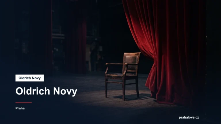 Divadelní jeviště s reflektorem a rudou oponou