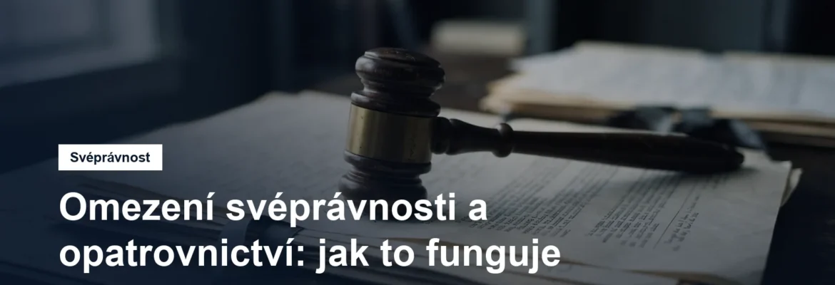 Soudní palička a listiny na tmavém stole