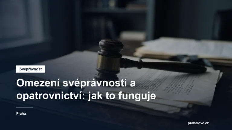 Soudní palička a listiny na tmavém stole