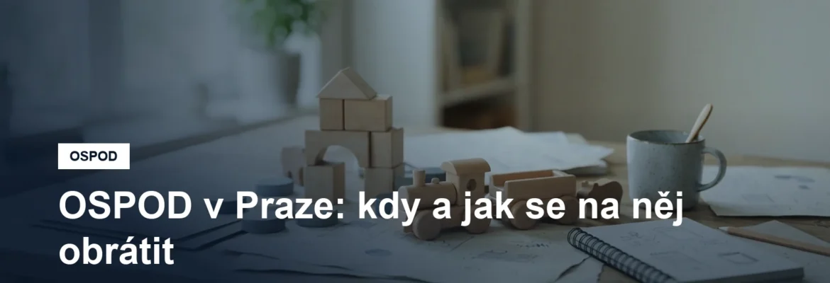 Dětské hračky a dokumenty na stole v kanceláři