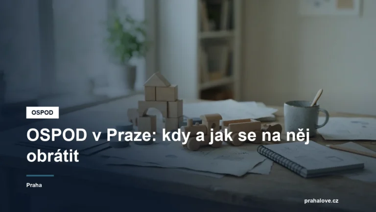 Dětské hračky a dokumenty na stole v kanceláři