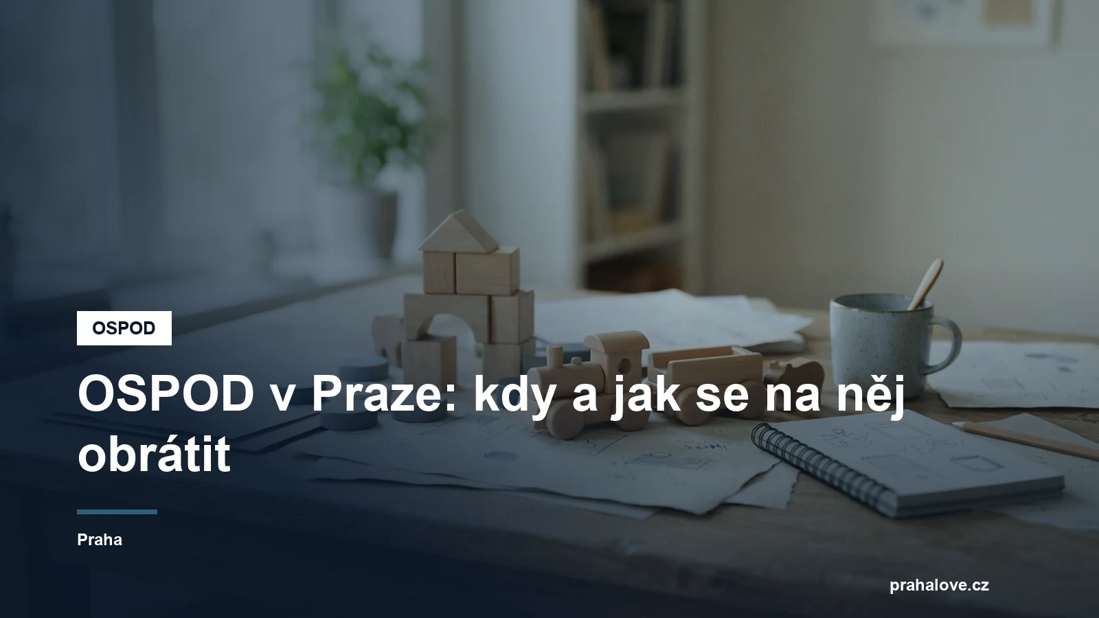 Dětské hračky a dokumenty na stole v kanceláři