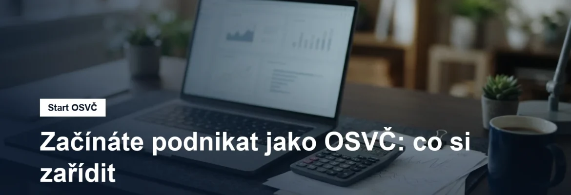 Notebook, kalkulačka a dokumenty na stole podnikatele