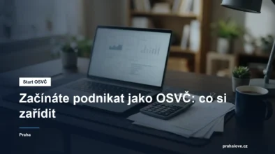 Notebook, kalkulačka a dokumenty na stole podnikatele