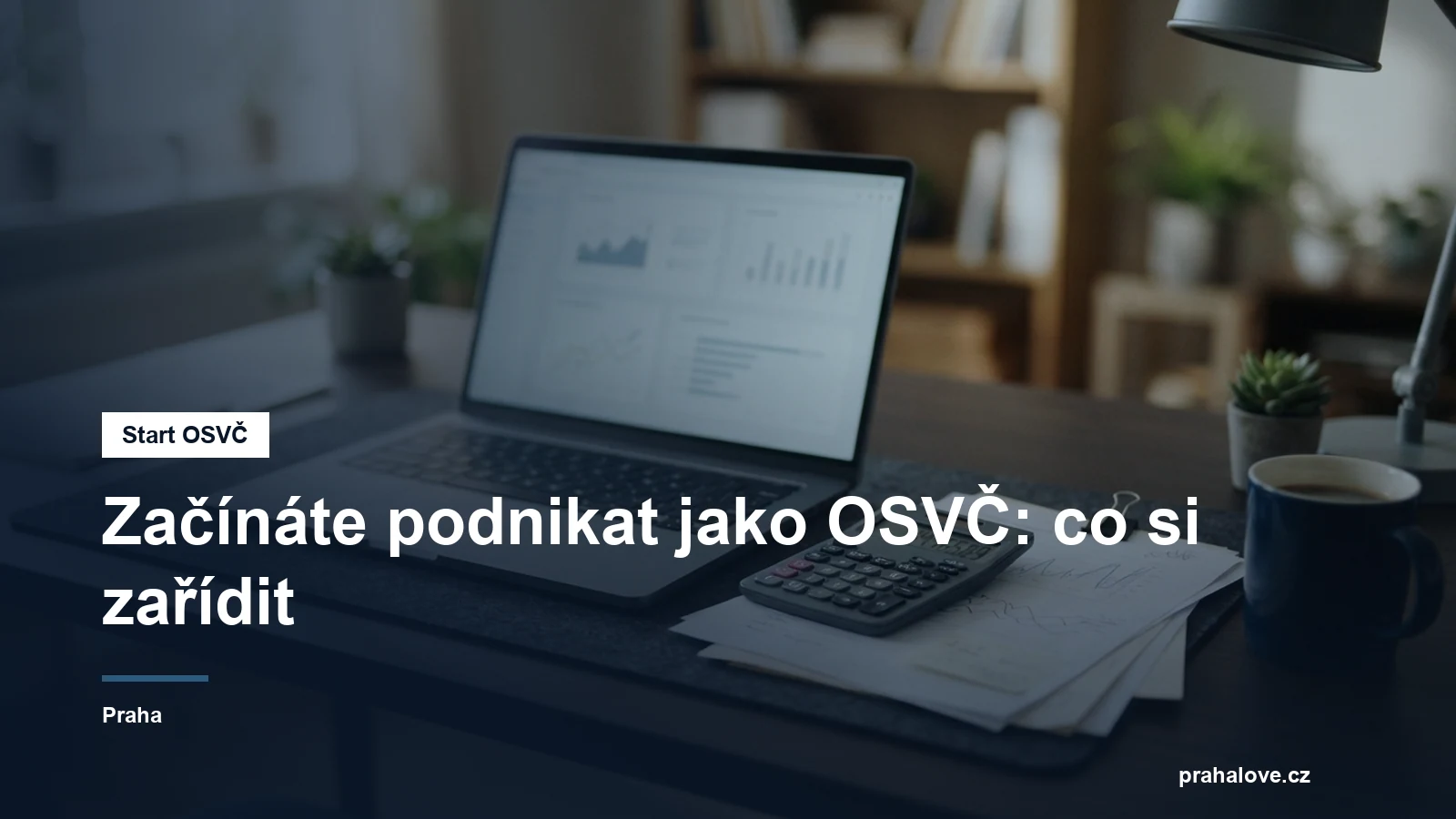 Notebook, kalkulačka a dokumenty na stole podnikatele