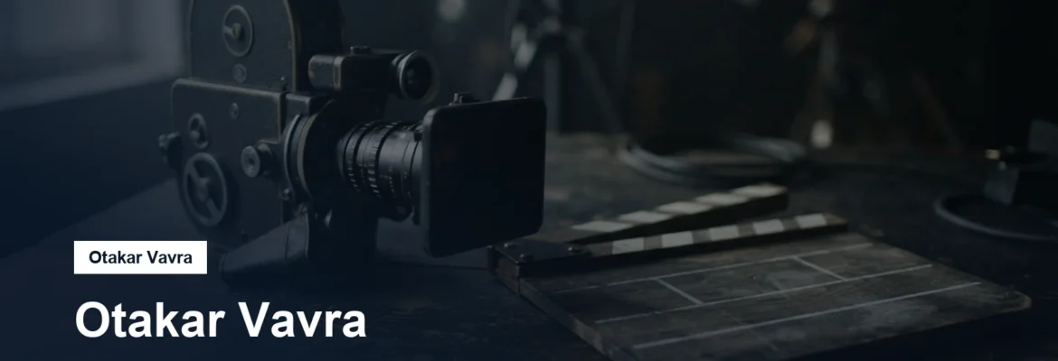 Filmová kamera a klapka na tmavém podkladu