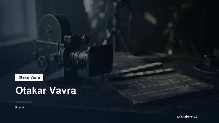 Filmová kamera a klapka na tmavém podkladu