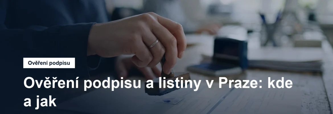 Ruka s razítkem nad úřední listinou na přepážce